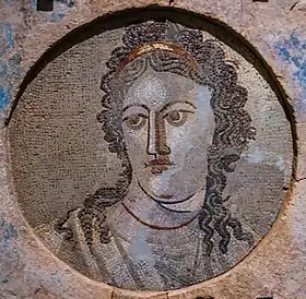 Femme de l'antiquité, chevelure frisée et nouée
