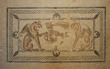 Mosaïque avec griffons.