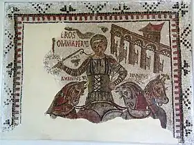 Mosaïque représentant un conducteur de chars avec trois chevaux conservés et figurant les stalles de départ à l'arrière-plan.