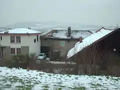 Trois époques, trois modes de construction imbriqués dans le paysage.