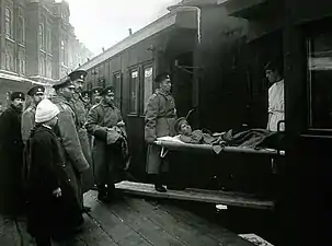 Évacuation d'un blessé par chemin de fer, Moscou, 1914.