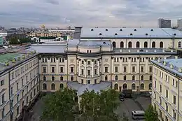 Façade du conservatoire de Moscou avec la statue de Tchaïkovski.