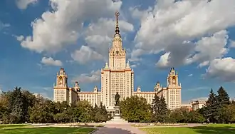 Vue du bâtiment principal de l'université de Moscou, sur la colline aux Moineaux.