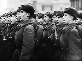 Description de l'image Moscow Strikes Back 11-25 cheering Red Army parade, bayonets fixed.jpg.