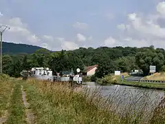 Croisement de bateaux sur la canal à Richardménil