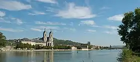 L'abbaye vue depuis l'autre rive de la Moselle.