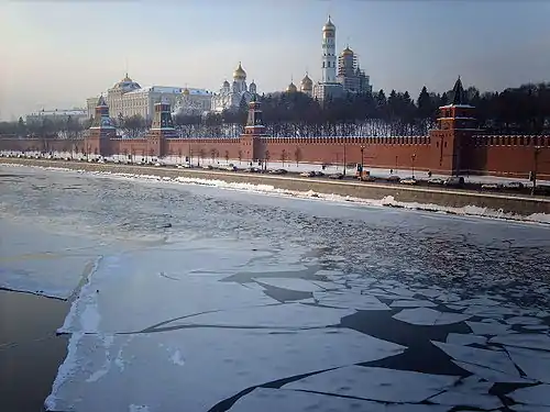 La Moskova gelée devant le Kremlin.