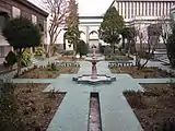 Jardin intérieur et fontaine.