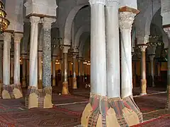 Photographie des colonnes de la salle de prière. Celles-ci possèdent des fûts lisses qui sont taillés dans des marbres, ainsi que dans des granites, de diverses couleurs et provenances.