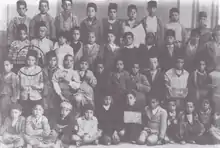 Un groupe d’enfants lors d’une photo d’école