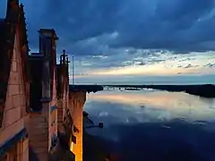 Photographie d'un coucher de soleil sur la Loire depuis une terrasse du château.
