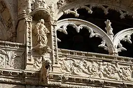 Détail de décoration extérieure du cloître.