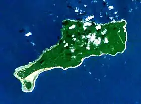 Photographie satellite de Mota Lava. On aperçoit l’île Ra au sud-ouest de l’île principale.