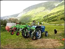 Tracteur et faneuse.