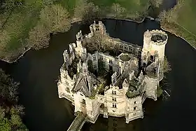 Ruines du château de la Mothe-Chandeniers.