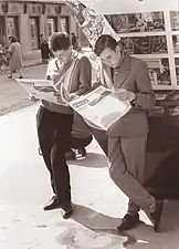 Lecture de journaux à un kioske, 1961