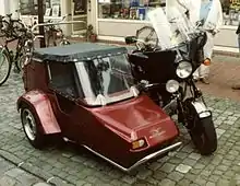 Moto Guzzi avec side-car fermé.