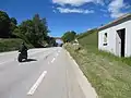 Moto au col Rigat sur RN 116, le col est au niveau du pont.