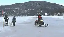 Photo d'une motoneige sur un lac gelé.