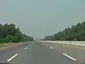 Piste d'atterrissage sur l'autoroute M-2 (en) du Pakistan avec des terre-pleins amovibles.