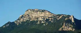 Vue du Moucherotte et des rochers des Trois Pucelles (à droite) depuis le nord-est.