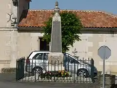 Le monument aux morts devant la mairie.