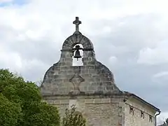 Le clocher-mur de l'église.