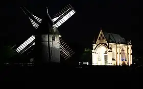 Vue de nuit sur un des moulins et la chapelle.