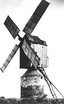 Le moulin de la Lande à La Pouëze vers 1957.