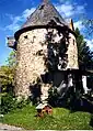 Moulin reconstitué en 1954 par le lieutenant-colonel Roger Maillet à partir des pierres de celui de Vaudreuil (1767); situé au 1180, boulevard Perrot, à Notre-Dame-de-l'Île-Perrot, photo prise en 2001. Résidence privée.