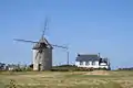 Le moulin à vent (moulin-tour) de Trouguer : vue extérieure d'ensemble.