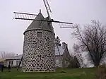 Moulin à vent Dansereau de Verchères, en 2005. La maison du meunier est en arrière-plan.