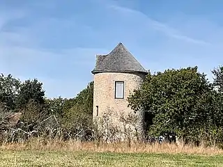 Moulin de Bouzeray (propriété privée), ancien moulin tour réhabilité, situé chemin du Houssa à proximité de l'étang