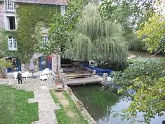 Passerelle menant à l'entrée de la maison.