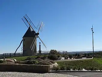 Le moulin et la croix adjacente vus depuis la rue principale.