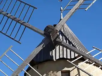 Croix occitane sur le bois.