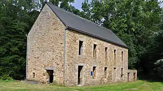 Ancien moulin de Kerhré au bord du Trieux.