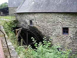 Moulin de Lançayy compris ses machines, la grange et le système hydraulique (canaux, bief, vannes et les murs de soutènement de la digue de retenue)