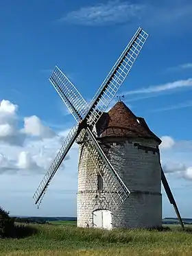 Moulin tour cylindrique en pierre. Moulin Lebriez (Mentque-Norbécourt).