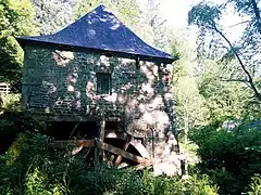 Moulin de Quip à Allaire avec sa roue à aubes