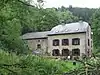 Moulin du Rivage (façades et toitures, salle intérieure de la machine, canal d'amenée d'eau à l'ancienne roue), dans le site classé du Tombeau du Géant.