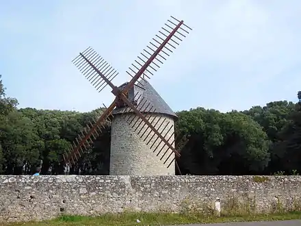 Le parc vu de la rue des Moulins, vue sur le moulin de la Providence