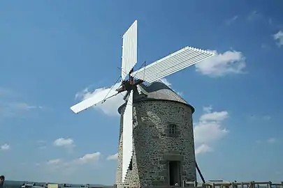 Ailes Berton déployées (moulin de Moidrey, France).