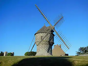 Moulin-tour de type « petit-pied » guérandais. Moulin de Crémeur de Guérande,