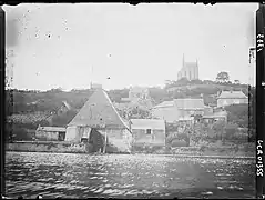 Vue du moulin et de la chapelle de Matheflon vers 1890.