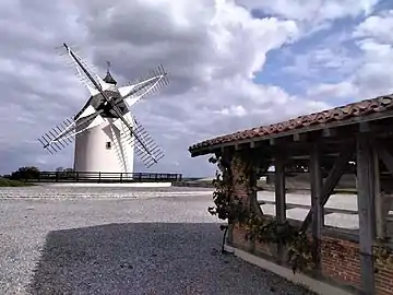 Le moulin et l'abri du four à pain