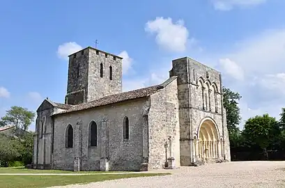 Vue latérale de l'église.