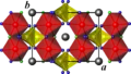 Structure de la mounanaïte, projetée sur le plan (a, b). Gris : Pb, rouge : Fe, jaune : V, vert : F, bleu : O. Les atomes d'hydrogène ne sont pas représentés.
