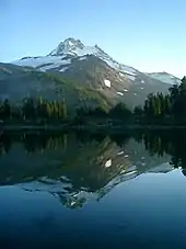 Mont Jefferson se reflétant dans un lac.