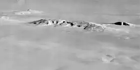 Vue aérienne de la chaîne Ames depuis l'est, avec le mont Kauffman à l'extrémité droite de la chaîne.
